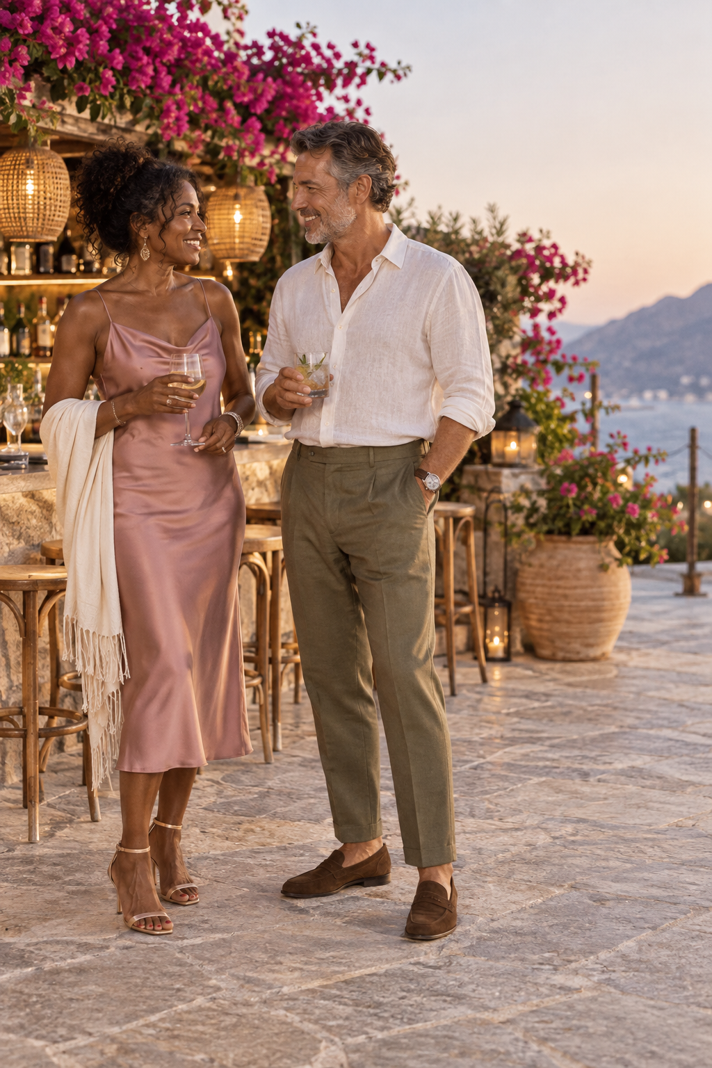 Koppel in roze en olijfkleurige summer chic outfits